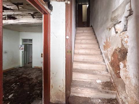 Moradia para remodelação total, com quintal e terraço.
