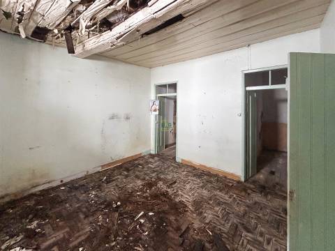 Moradia para remodelação total, com quintal e terraço.