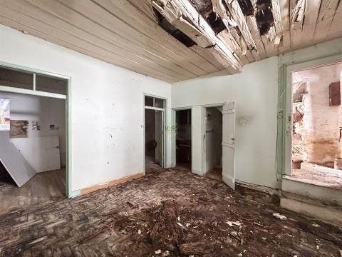 Moradia para remodelação total, com quintal e terraço.