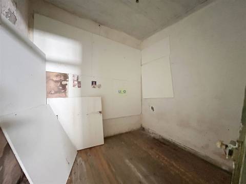 Moradia para remodelação total, com quintal e terraço.