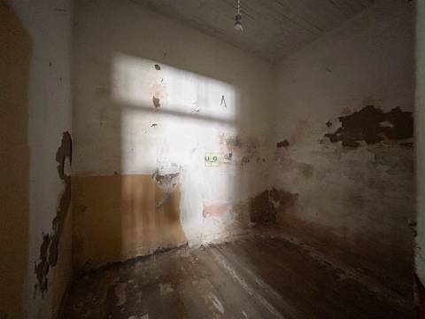 Moradia para remodelação total, com quintal e terraço.