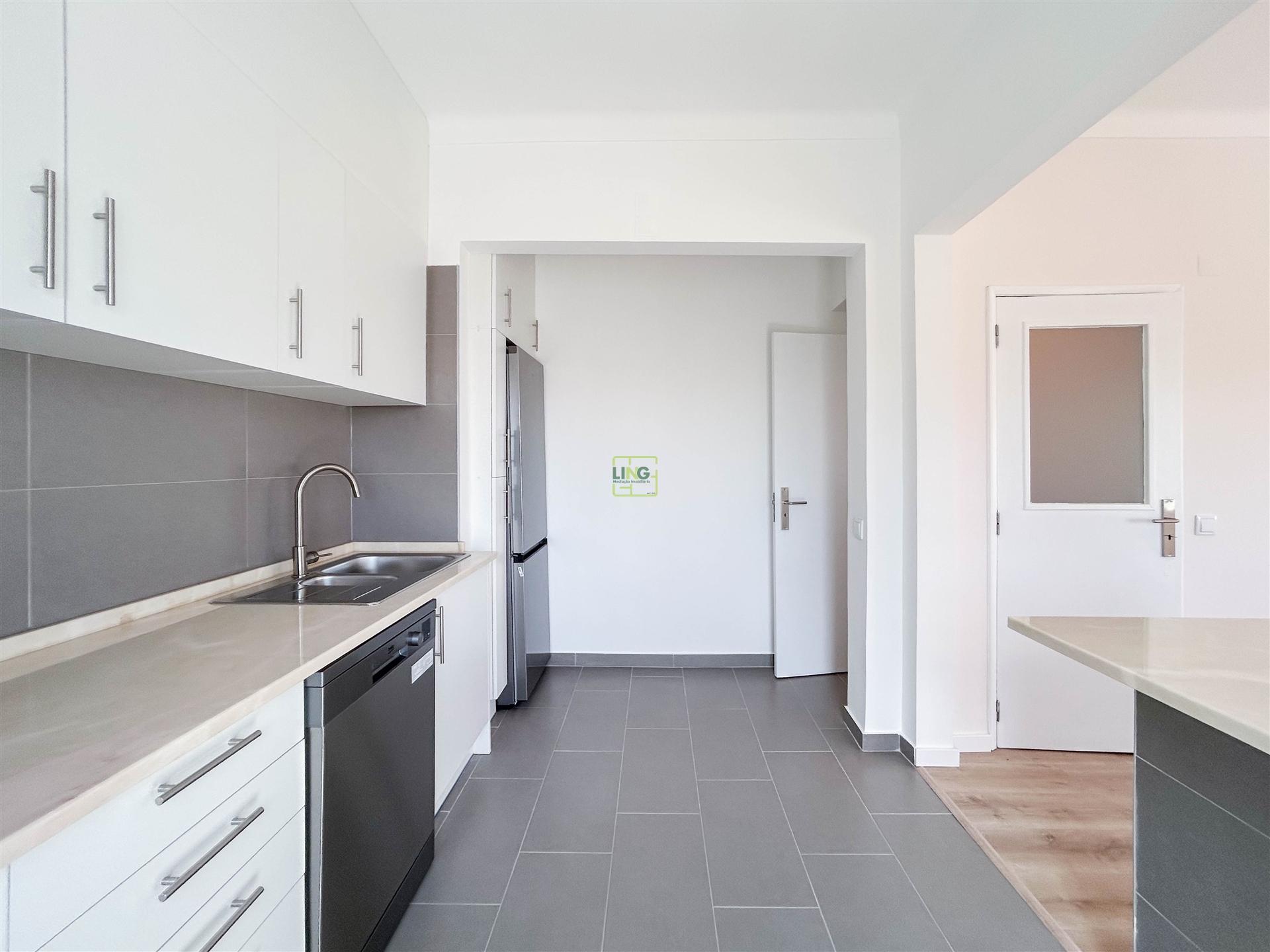 Excelente Oportunidade: Apartamento T2, remodelado na Avenida Nuno Álvares