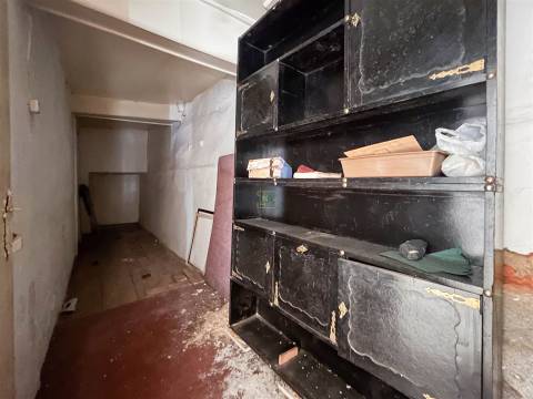 Moradia em banda com quintal, garagem e projeto aprovado - Fundão