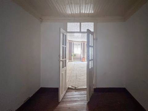 Moradia em banda com quintal, garagem e projeto aprovado - Fundão