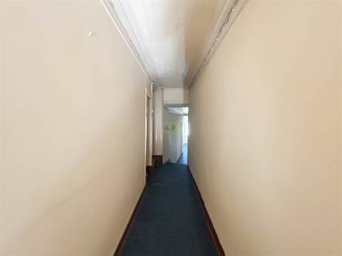 Moradia em banda com quintal, garagem e projeto aprovado - Fundão