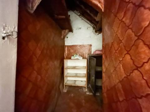 Moradia em banda com quintal, garagem e projeto aprovado - Fundão