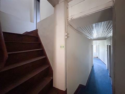 Moradia em banda com quintal, garagem e projeto aprovado - Fundão