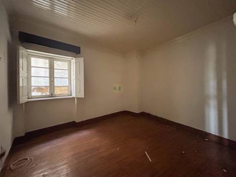 Moradia em banda com quintal, garagem e projeto aprovado - Fundão