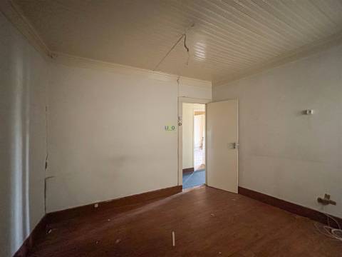 Moradia em banda com quintal, garagem e projeto aprovado - Fundão