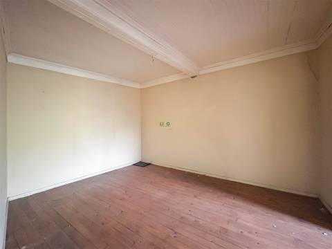 Moradia em banda com quintal, garagem e projeto aprovado - Fundão