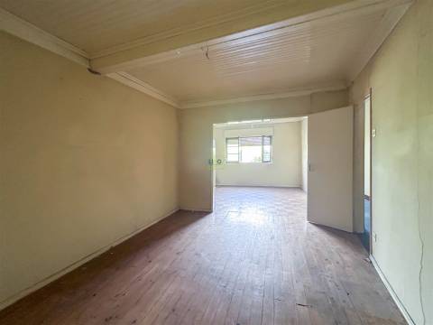 Moradia em banda com quintal, garagem e projeto aprovado - Fundão