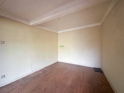 Moradia em banda com quintal, garagem e projeto aprovado - Fundão