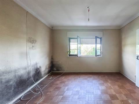 Moradia em banda com quintal, garagem e projeto aprovado - Fundão