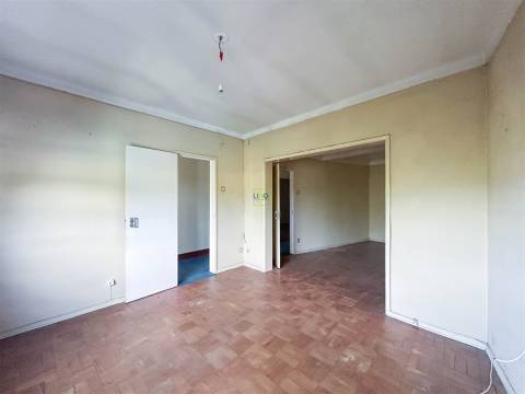 Moradia em banda com quintal, garagem e projeto aprovado - Fundão