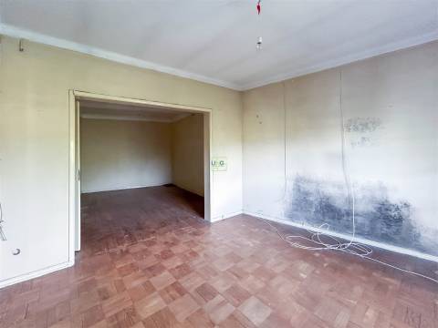 Moradia em banda com quintal, garagem e projeto aprovado - Fundão