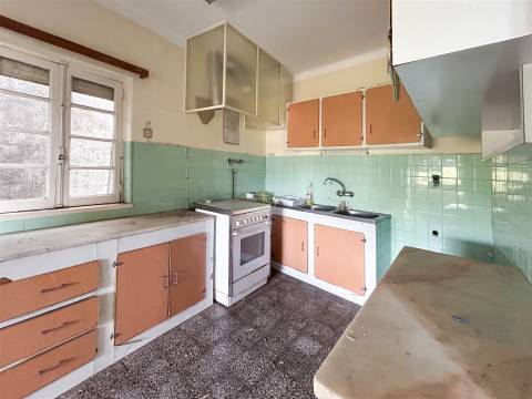 Moradia em banda com quintal, garagem e projeto aprovado - Fundão