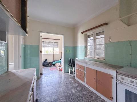 Moradia em banda com quintal, garagem e projeto aprovado - Fundão