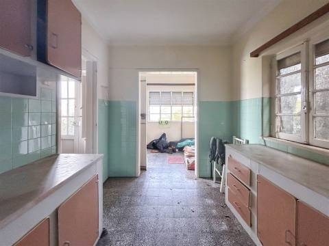 Moradia em banda com quintal, garagem e projeto aprovado - Fundão