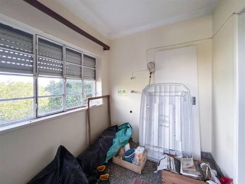 Moradia em banda com quintal, garagem e projeto aprovado - Fundão