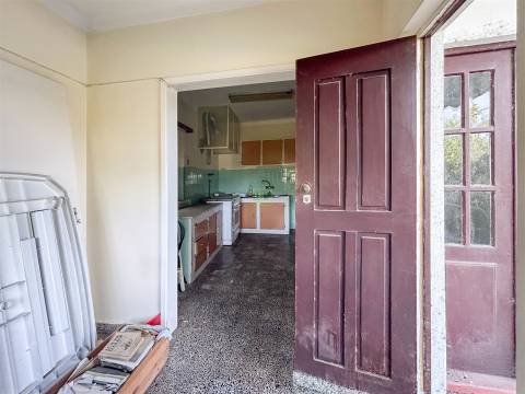 Moradia em banda com quintal, garagem e projeto aprovado - Fundão