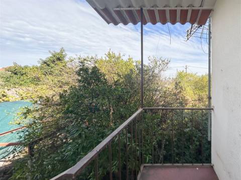 Moradia em banda com quintal, garagem e projeto aprovado - Fundão