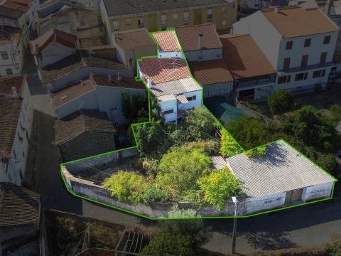 Moradia em banda com quintal, garagem e projeto aprovado - Fundão