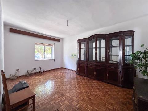 Moradia T3 com quintal para venda em Castelo Branco