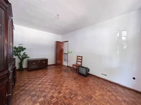 Moradia T3 com quintal para venda em Castelo Branco