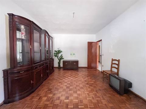 Moradia T3 com quintal para venda em Castelo Branco