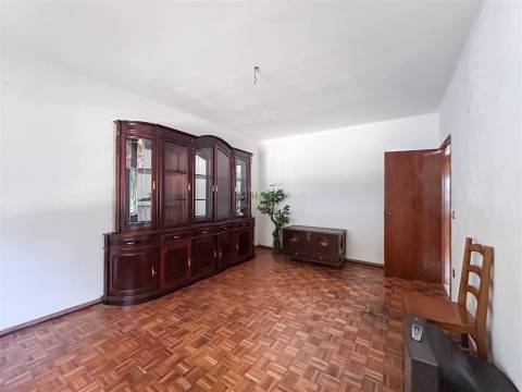 Moradia T3 com quintal para venda em Castelo Branco