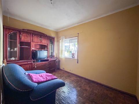 Moradia T3 com quintal para venda em Castelo Branco