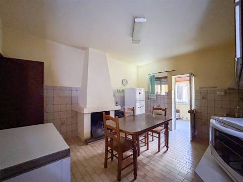 Moradia T3 com quintal para venda em Castelo Branco