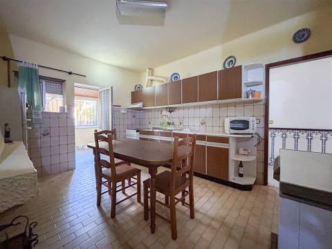 Moradia T3 com quintal para venda em Castelo Branco