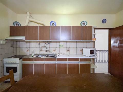 Moradia T3 com quintal para venda em Castelo Branco