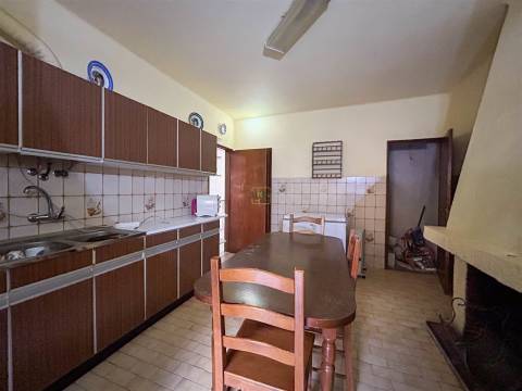 Moradia T3 com quintal para venda em Castelo Branco