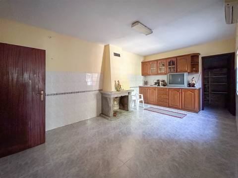 Moradia T3 com quintal para venda em Castelo Branco