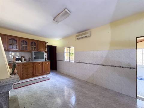 Moradia T3 com quintal para venda em Castelo Branco