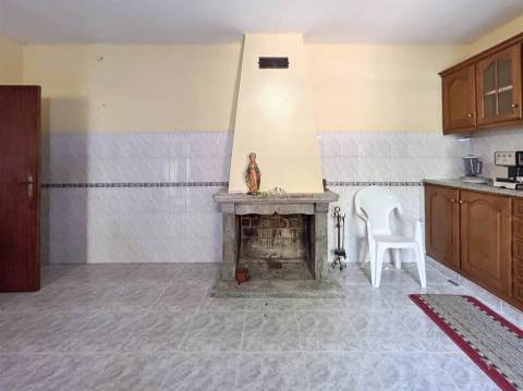 Moradia T3 com quintal para venda em Castelo Branco