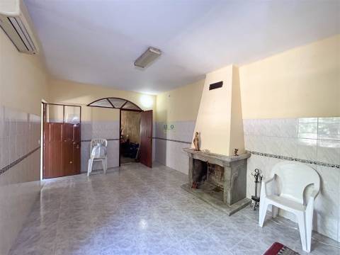 Moradia T3 com quintal para venda em Castelo Branco