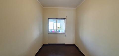 Apartamento T3 com varanda e sótão, em Castelo Branco