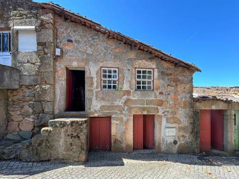 Moradia com quintal na freguesia de Sobral do Campo - Castelo Branco