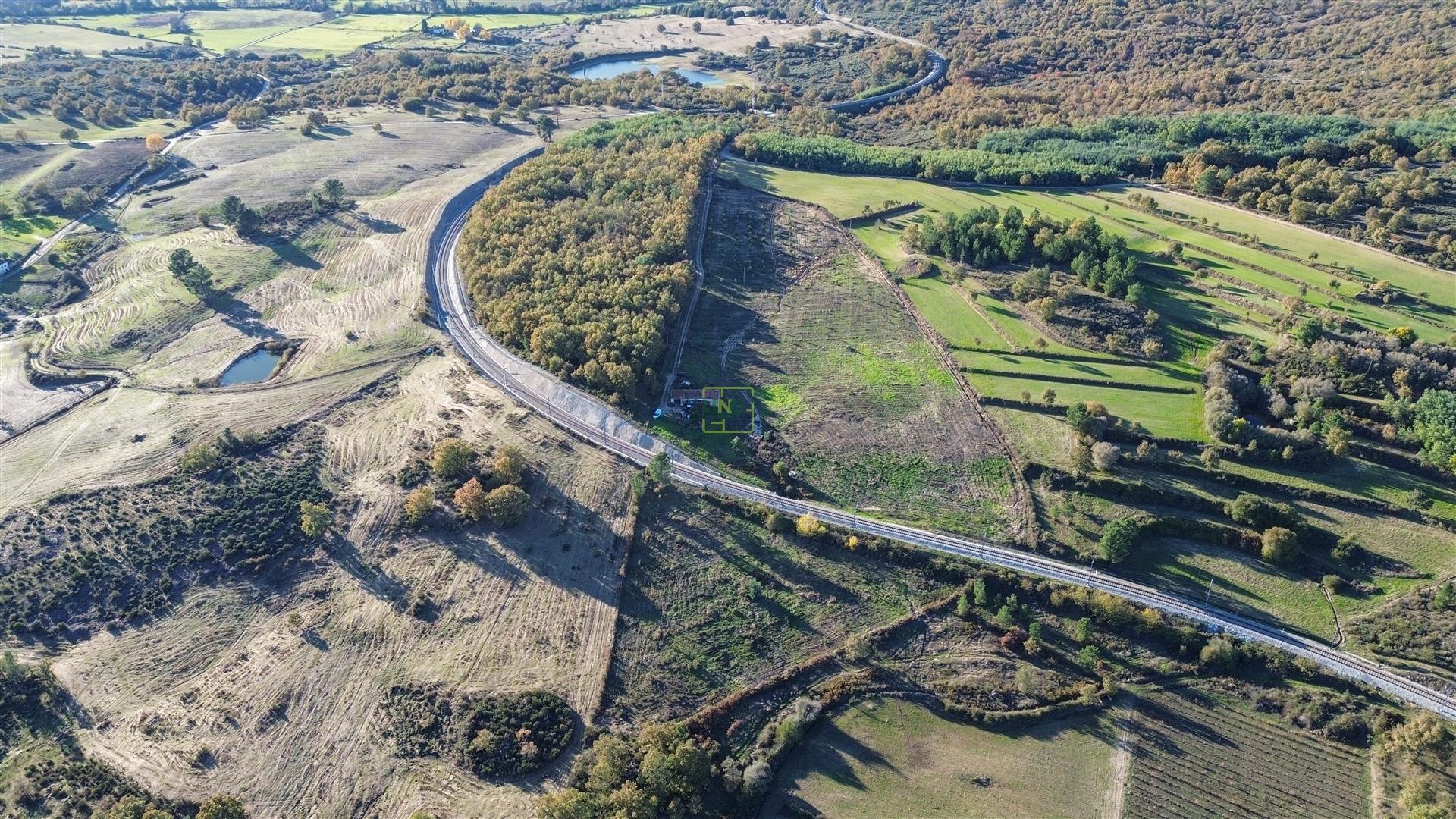 Quinta Vedada com Abundância de Água, Castanheiros e Casa para Recuperar —