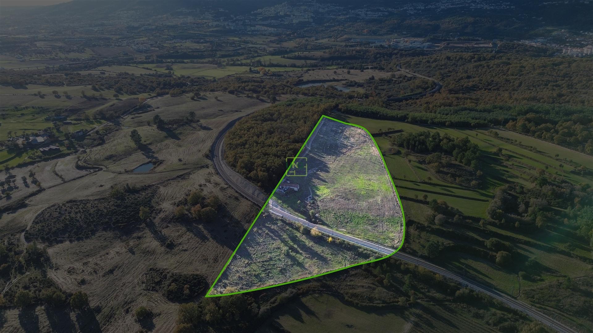 Quinta Vedada com Abundância de Água, Castanheiros e Casa para Recuperar —