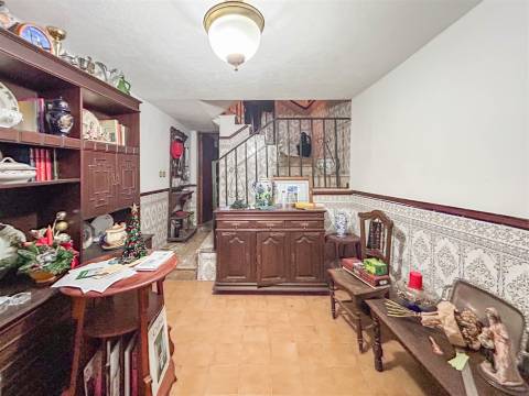 Moradia V3 para Remodelar em plena Zona Histórica