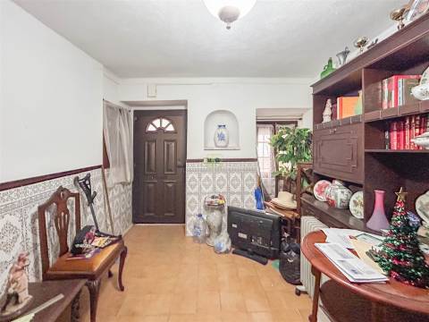 Moradia V3 para Remodelar em plena Zona Histórica