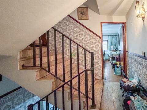 Moradia V3 para Remodelar em plena Zona Histórica