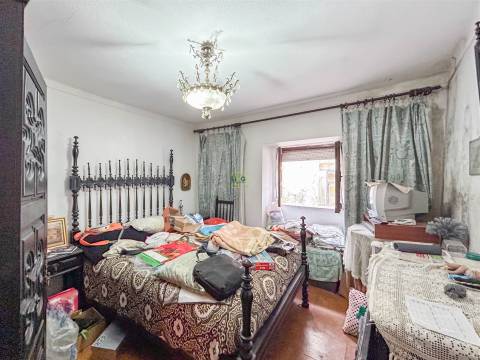 Moradia V3 para Remodelar em plena Zona Histórica