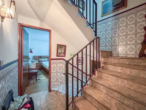 Moradia V3 para Remodelar em plena Zona Histórica