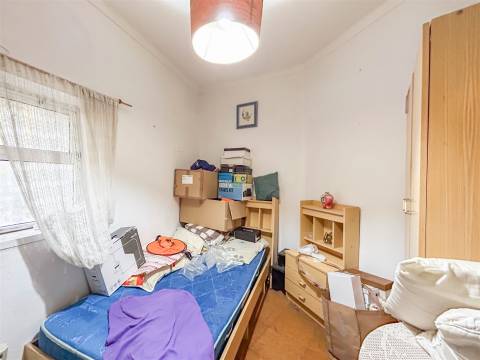 Moradia V3 para Remodelar em plena Zona Histórica