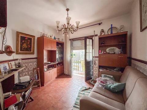 Moradia V3 para Remodelar em plena Zona Histórica